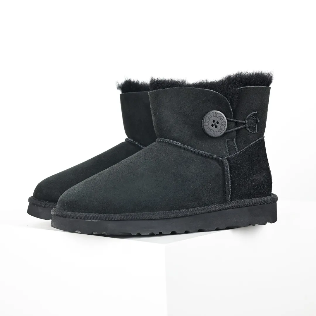 Pick up locally 💰540 The core recommendation is good price UGG basic Bailey twist style Xiaohongshu hot style Henan Longfeng leather production Sheepskin integrated top quality in the market 2-3 cm cashmere insole to keep warm in winter and a very suitable choice for home use UUG has launched a style series in the new year, which is partially geared towards the preferences of young consumers and has also moved to the forefront of fashion trends. Shoe body material Water-repellent coated suede upper 17mm UGGPURE™ implanted wool insole Lightweight non-slip comfortable rubber outsole With brand LOGO Trademark Comes with full packaging Size: 35 36 37 38 39 40